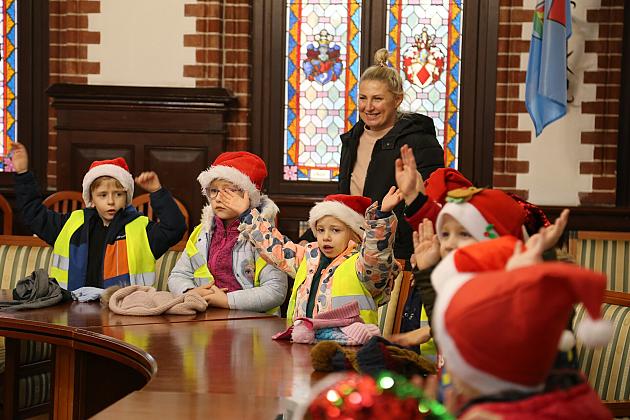 Świąteczne spotkanie dzieci z przedszkoli w Ratuszu