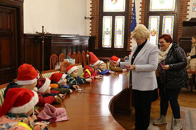 Świąteczne spotkanie dzieci z przedszkoli w Ratuszu