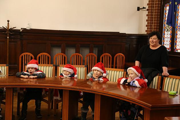 Świąteczne spotkanie dzieci z przedszkoli w Ratuszu