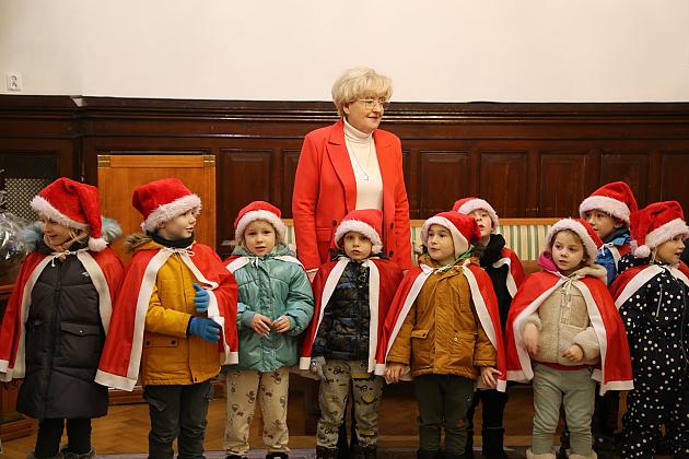 Świąteczne spotkanie dzieci z przedszkoli w Ratuszu