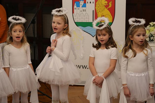 Ksiądz Biskup kolędował w ratuszu