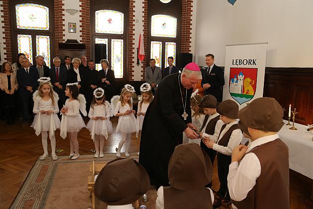 Ksiądz Biskup kolędował w ratuszu