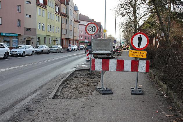 Ruszył remont chodnika i nawierzchni ulicy Wojska Polskiego