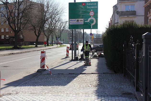 Remont chodnika i ulicy przy Wojska Polskiego