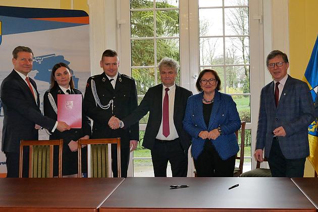 Podpisano umowę na zakup pick-upa dla Ochotniczej Straży Pożarnej w Lęborku