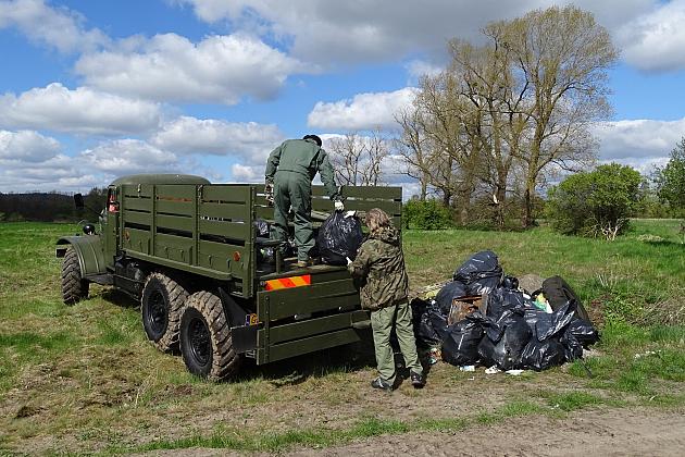 W sobotę czyszczono brzegi rzeki Łeby w ramach ogólnopolskiej inicjatywy 'Operacja Czysta Rzeka'