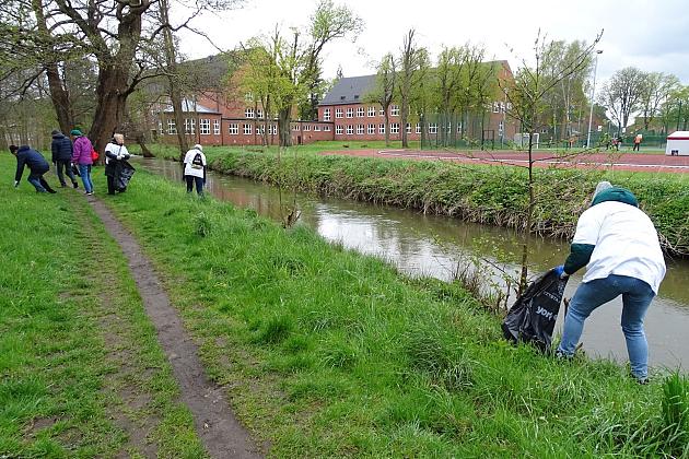 W sobotę czyszczono brzegi rzeki Łeby w ramach ogólnopolskiej inicjatywy 'Operacja Czysta Rzeka'