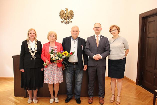 Medale dla par. Złote gody w ratuszu