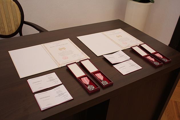 Medale dla par. Złote gody w ratuszu