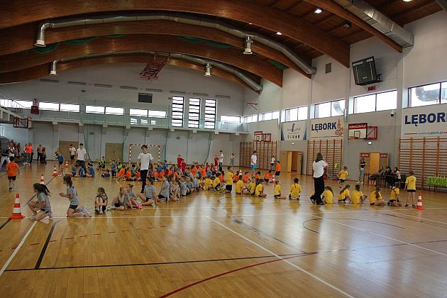 „Kto z nas lepiej i prędzej”. Konkurs sportowy dla uczniów szkół podstawowych