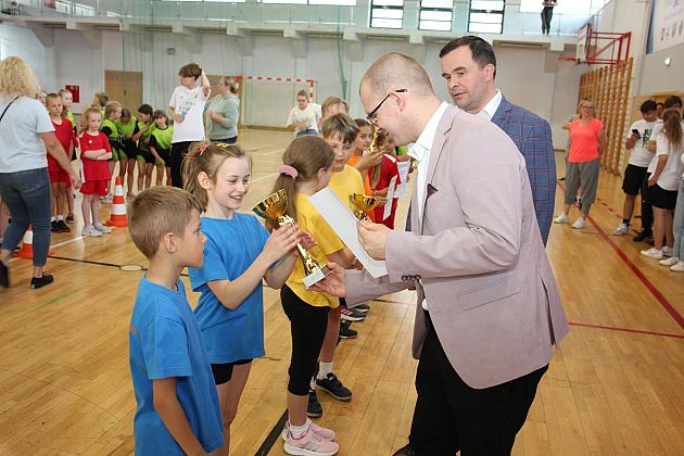 „Kto z nas lepiej i prędzej”. Konkurs sportowy dla uczniów szkół podstawowych