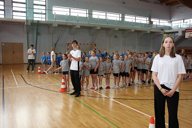 „Kto z nas lepiej i prędzej”. Konkurs sportowy dla uczniów szkół podstawowych