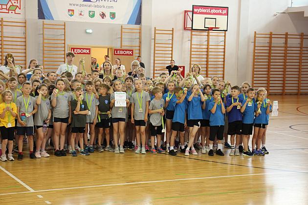 „Kto z nas lepiej i prędzej”. Konkurs sportowy dla uczniów szkół podstawowych