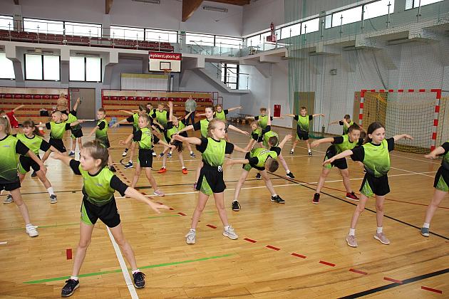 „Kto z nas lepiej i prędzej”. Konkurs sportowy dla uczniów szkół podstawowych