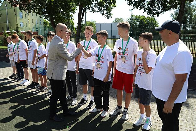 Siatkarski sukces drużyny uczniów ze Szkoły Podstawowej nr 1 w Lęborku