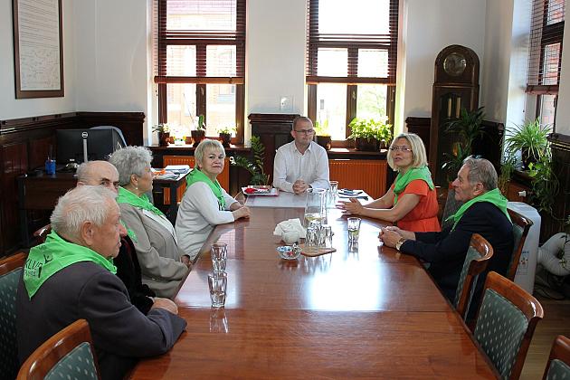 Seniorzy z BAZY odwiedzili ratusz