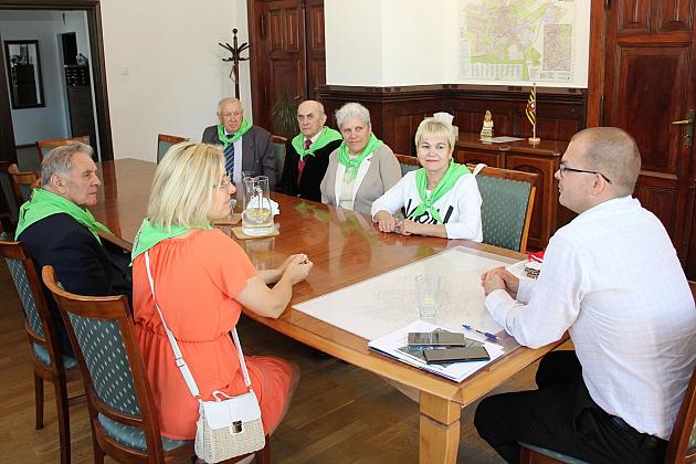 Seniorzy z BAZY odwiedzili ratusz