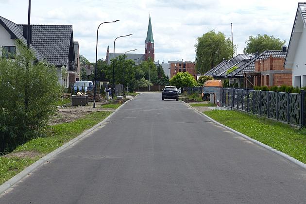 Wrocławska z asfaltem i przejściem dla pieszych