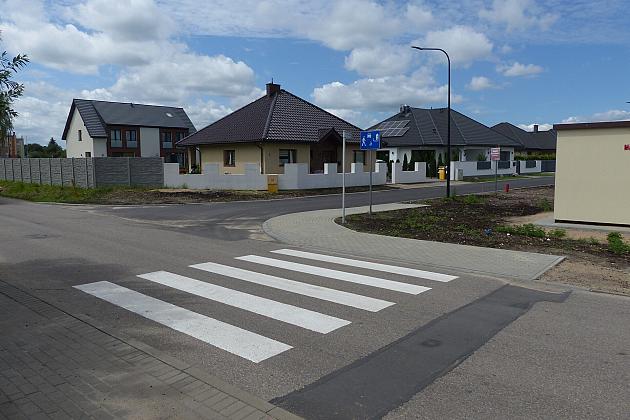 Wrocławska z asfaltem i przejściem dla pieszych