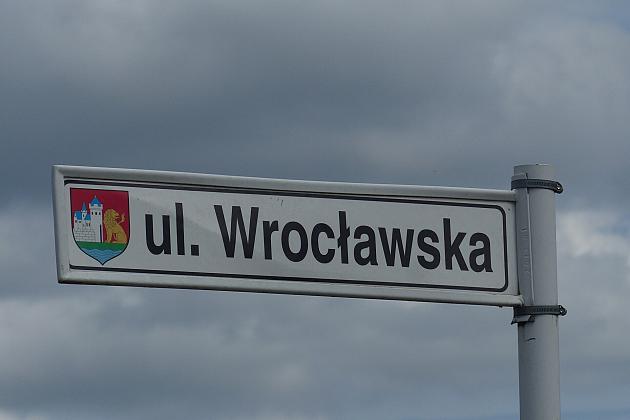 Wrocławska z asfaltem i przejściem dla pieszych