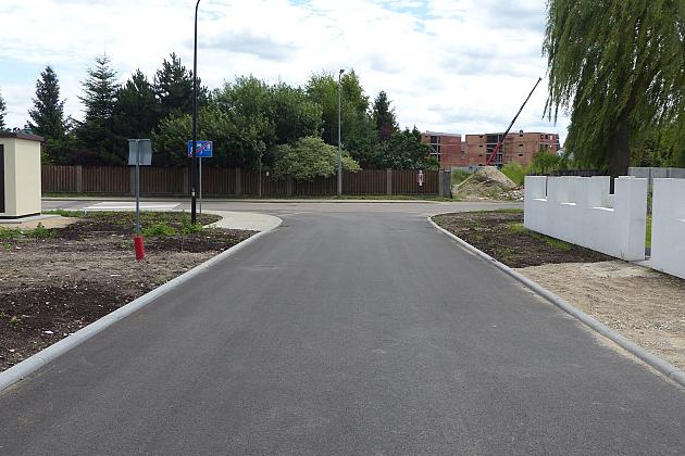 Wrocławska z asfaltem i przejściem dla pieszych