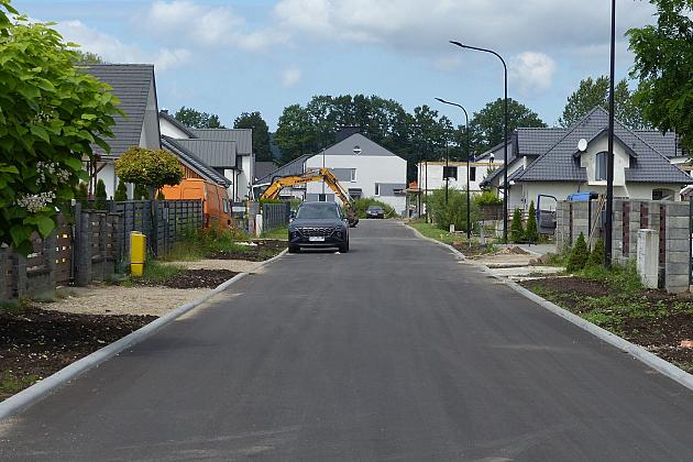 Wrocławska z asfaltem i przejściem dla pieszych