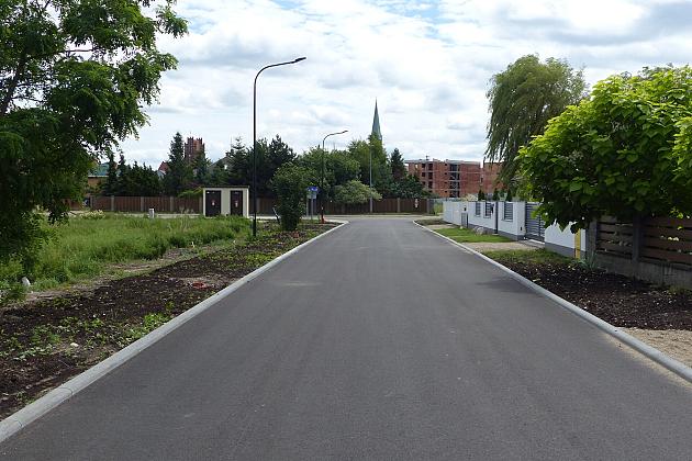 Wrocławska z asfaltem i przejściem dla pieszych