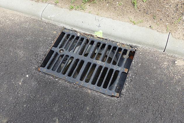 Wrocławska z asfaltem i przejściem dla pieszych