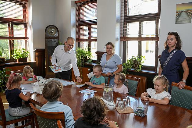 Wakacyjna przygoda w Urzędzie Miejskim – wizyta dzieci z Przedszkola Baśniowego