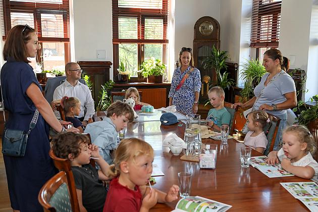 Wakacyjna przygoda w Urzędzie Miejskim – wizyta dzieci z Przedszkola Baśniowego