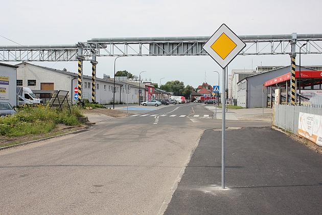 Nowa ulica, parkingi i droga rowerowa na ulicy Zwarowskiej