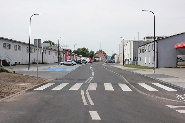 Nowa ulica, parkingi i droga rowerowa na ulicy Zwarowskiej