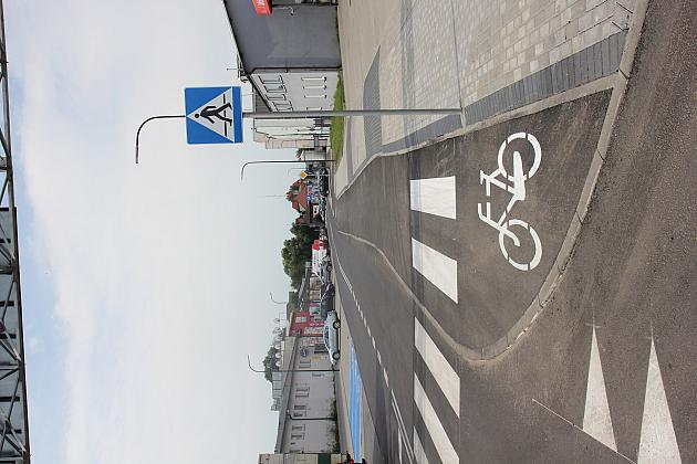 Nowa ulica, parkingi i droga rowerowa na ulicy Zwarowskiej