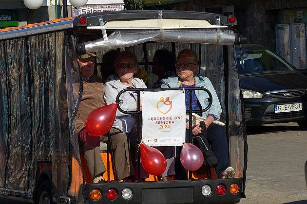 Wycieczki turystyczne meleksami po Lęborku hitem II Lęborskich Dni Seniora