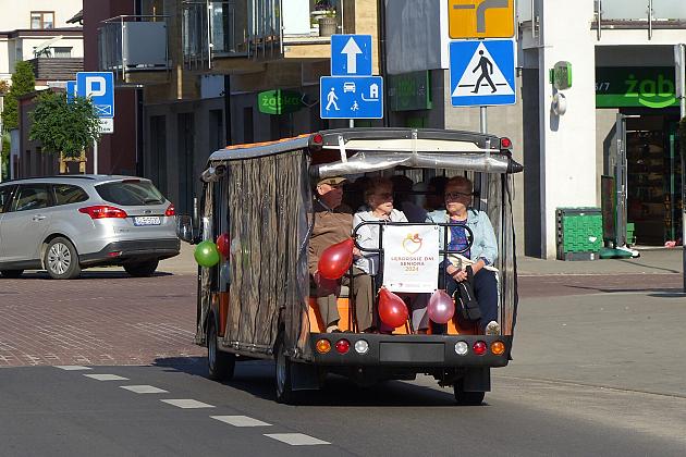 Wycieczki turystyczne meleksami po Lęborku hitem II Lęborskich Dni Seniora