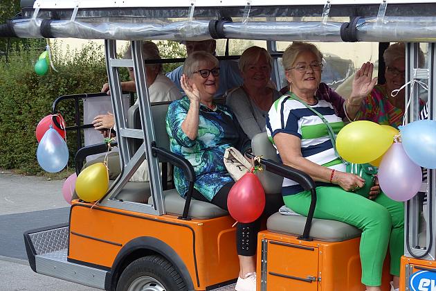 Wycieczki turystyczne meleksami po Lęborku hitem II Lęborskich Dni Seniora