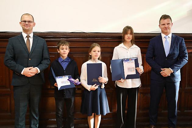 Nagrody i wyróżnienia burmistrza z okazji Dnia Edukacji Narodowej