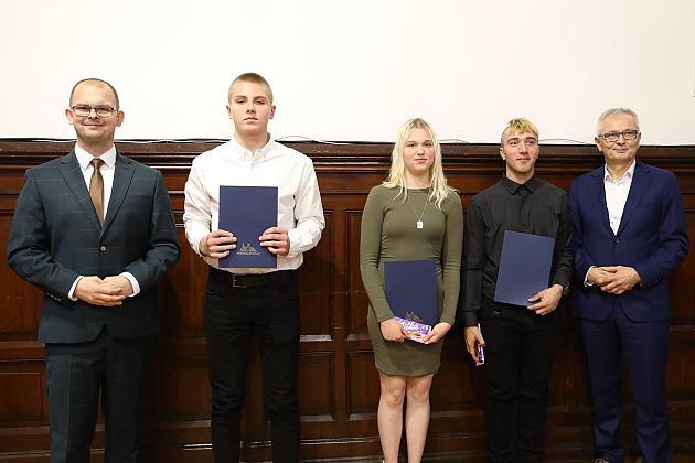 Nagrody i wyróżnienia burmistrza z okazji Dnia Edukacji Narodowej