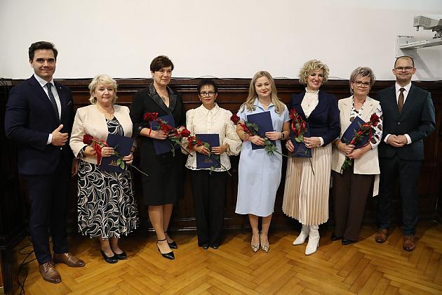 Dyrektorzy i nauczyciele nagrodzeni z okazji Dnia Edukacji Narodowej