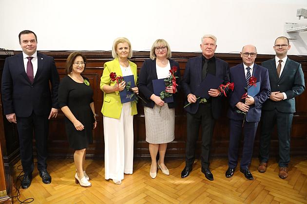 Dyrektorzy i nauczyciele nagrodzeni z okazji Dnia Edukacji Narodowej
