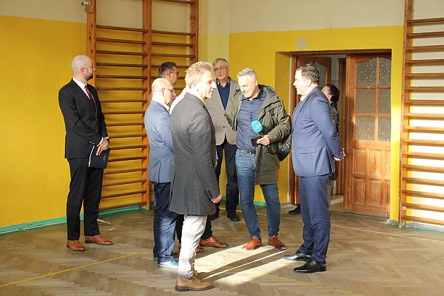 Umowy podpisane. 11 mln zł na rozbudowę, modernizację bazy oświatowej Lęborka