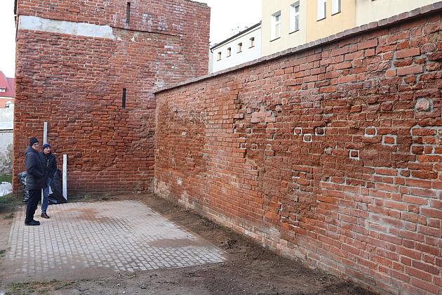 Fragment zabytkowych murów już po remoncie i przebudowie