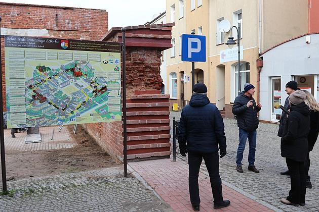 Fragment zabytkowych murów już po remoncie i przebudowie