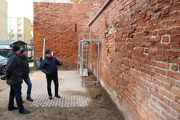 Fragment zabytkowych murów już po remoncie i przebudowie