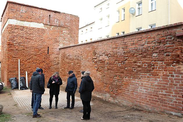 Fragment zabytkowych murów już po remoncie i przebudowie