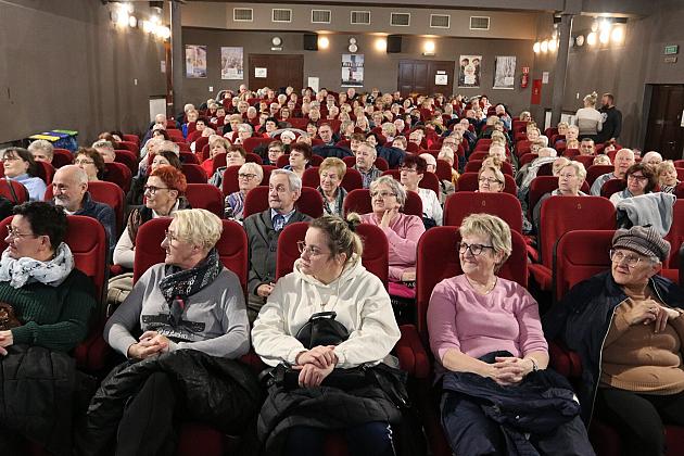 Seniorzy wypełnili „Fregatę” na seansie filmowym