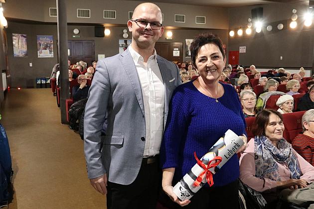 Seniorzy wypełnili „Fregatę” na seansie filmowym