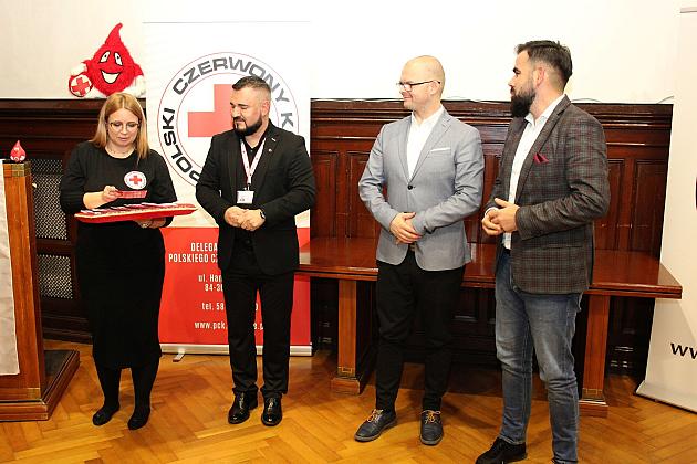 Dawcy krwi odznaczeni na gali PCK w ratuszu