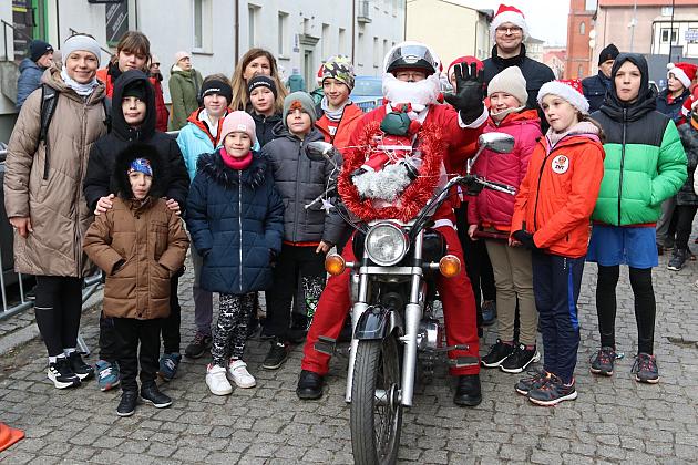 Sztafety SP7 Lębork i SP Nowa Wieś Lęborska najlepsze w Biegach Mikołajkowych