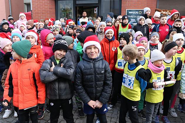 Sztafety SP7 Lębork i SP Nowa Wieś Lęborska najlepsze w Biegach Mikołajkowych